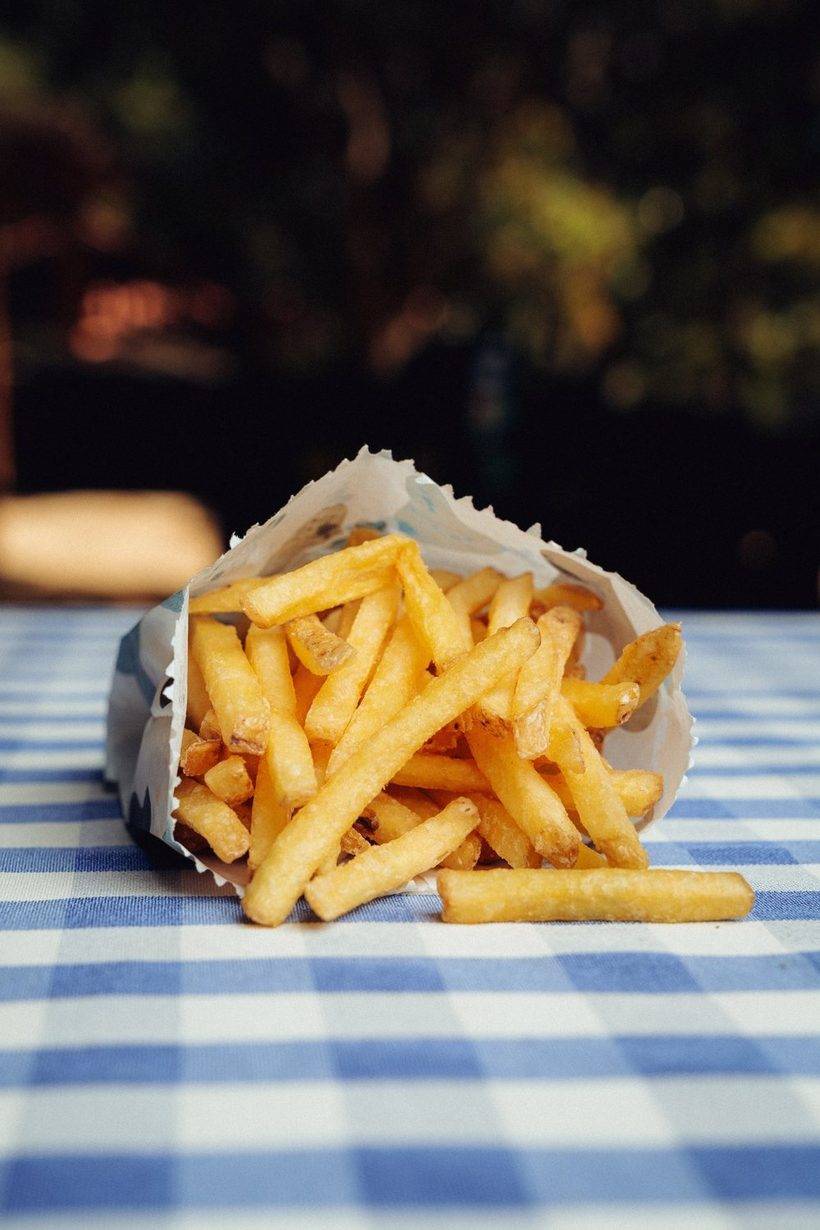 Porção de batata frita no cone de papel