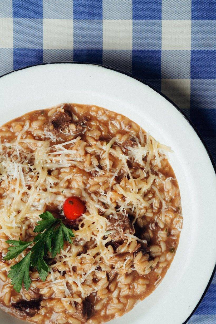 Prato de arroz carreteiro com queijo ralado e salsinha