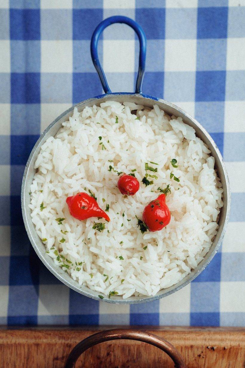 Panelinha com arroz branco e pimentinhas