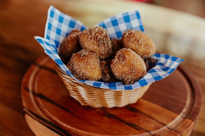 Bolinhos de chuva na cesta
