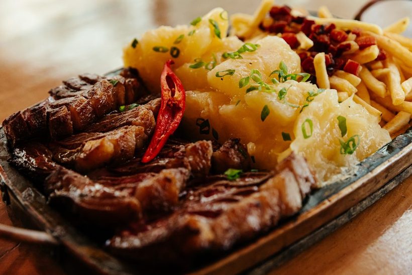 Churrasco misto com abacaxi grelhado