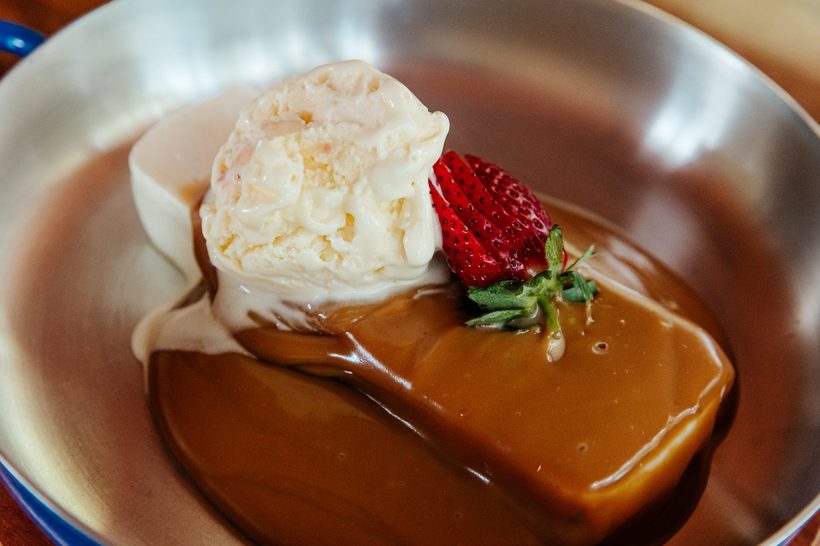 Doce de leite com creme e morango