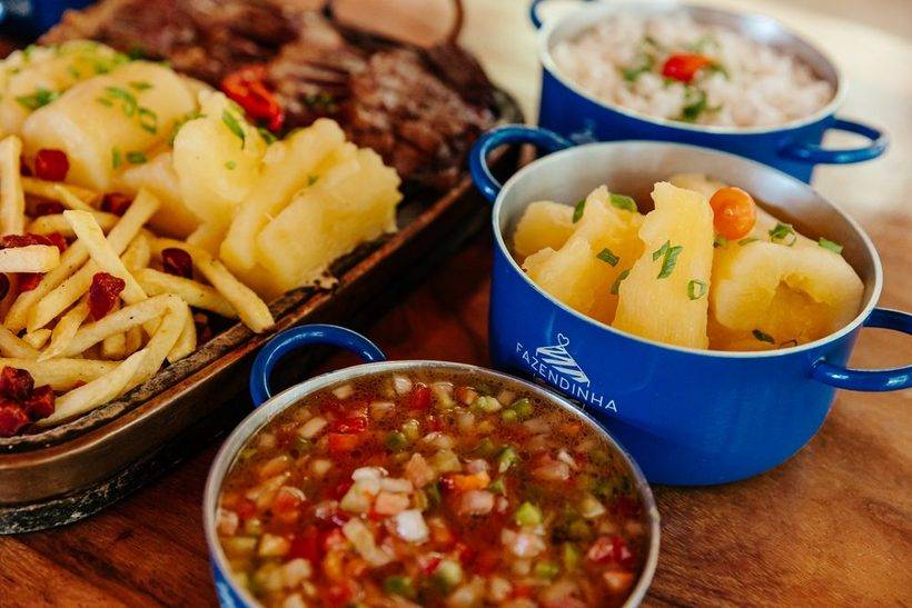 A mesa completa com todas as panelinhas
