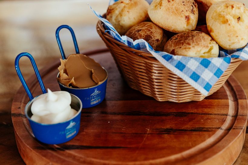 Cesta de pao de queijo