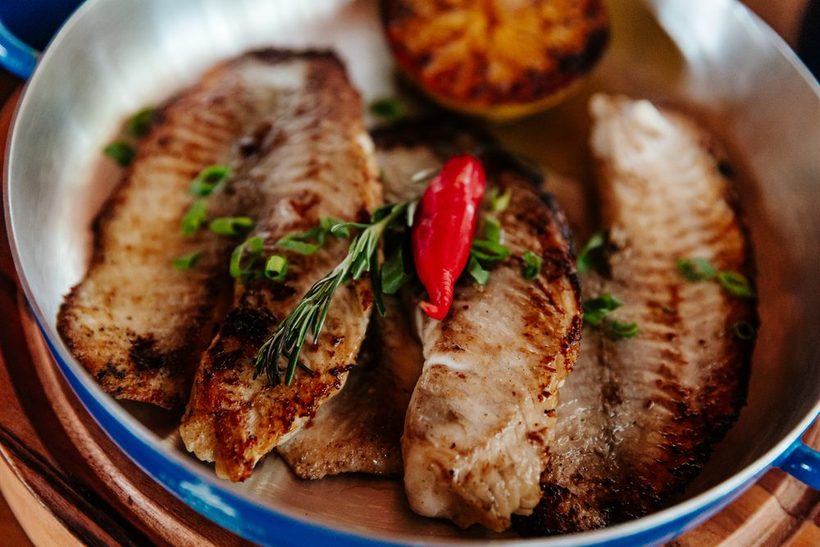 Tilapia grelhada com acompanhamentos