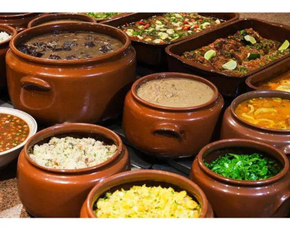 Feijoada completa servida nos potes de barro
