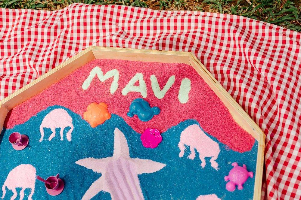 Bandeja sensorial com o nome da aniversariante desenhado na areia