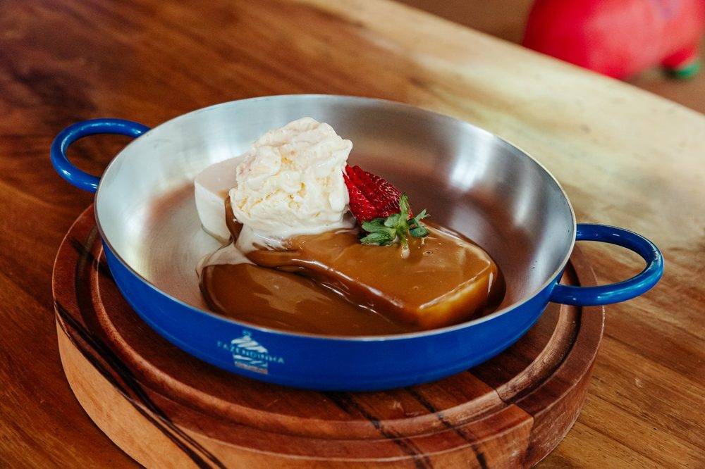Doce de leite com creme e morango