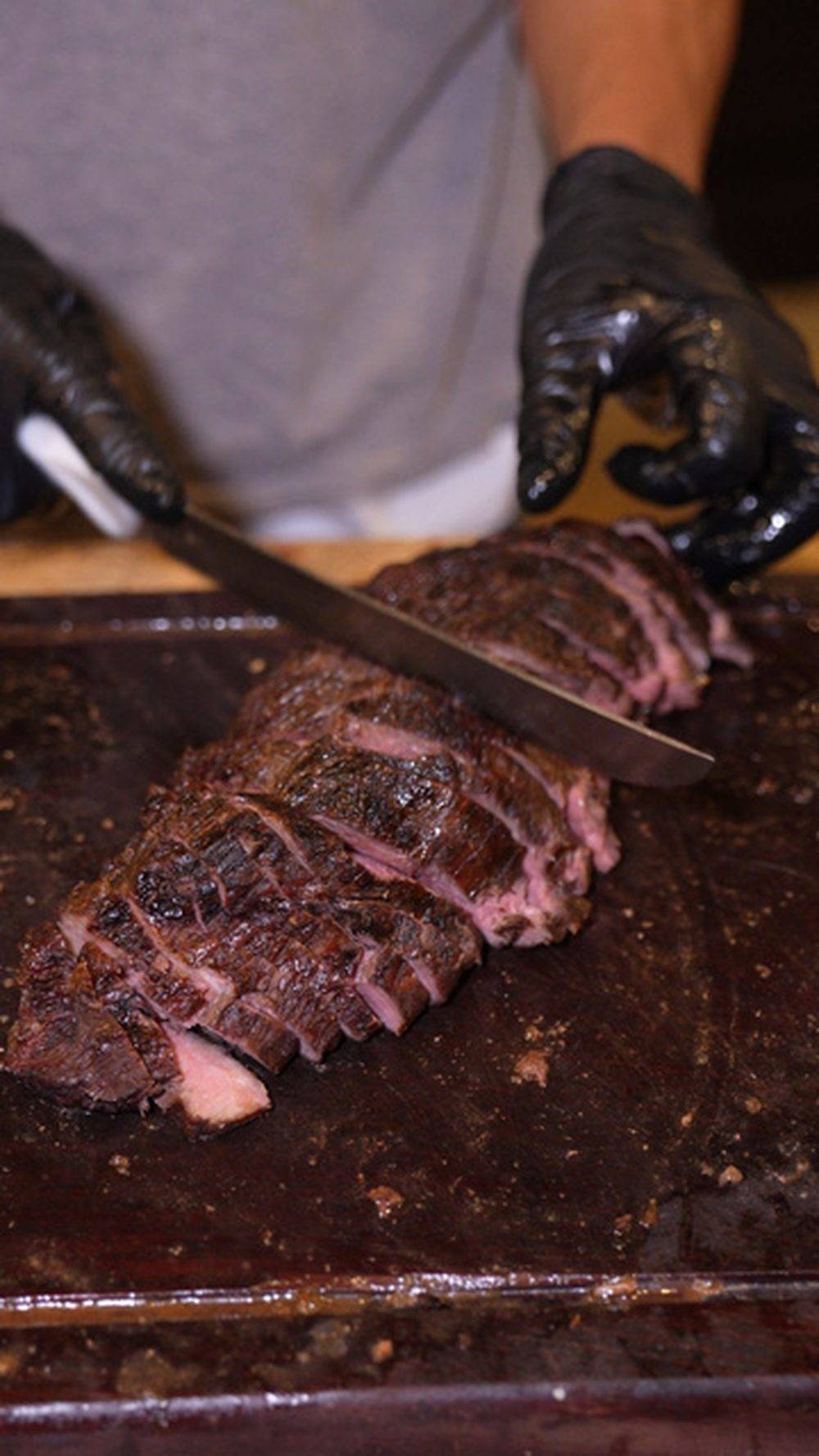 Corte de carne nobre sendo fatiado