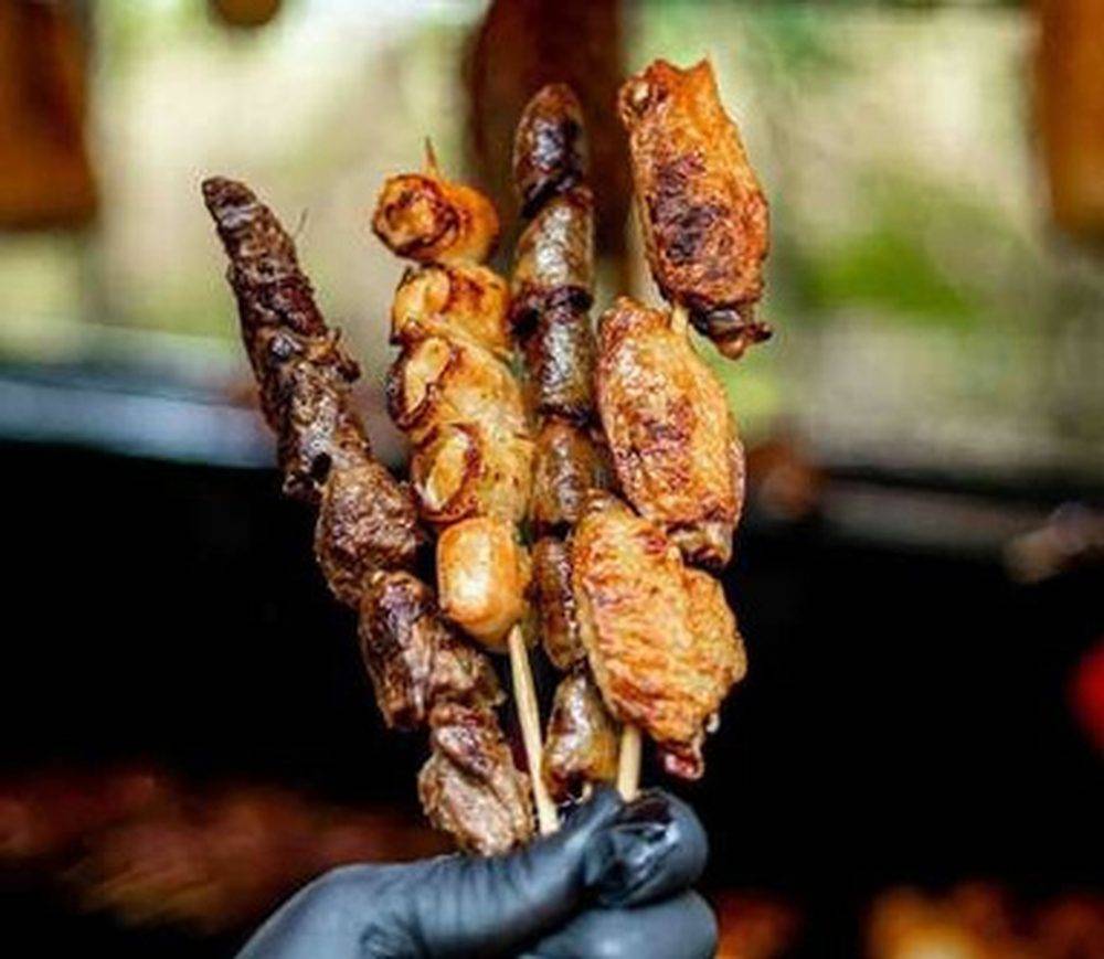 Espetinhos de churrasquinho na grelha