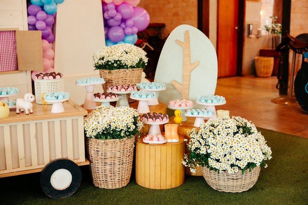 Mesa de doces com margaridas e cestaria