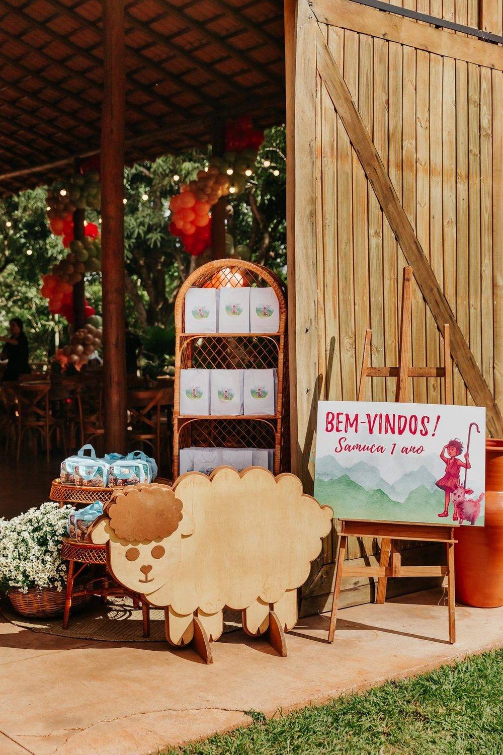 Recepção com placa de boas-vindas e ovelha de madeira