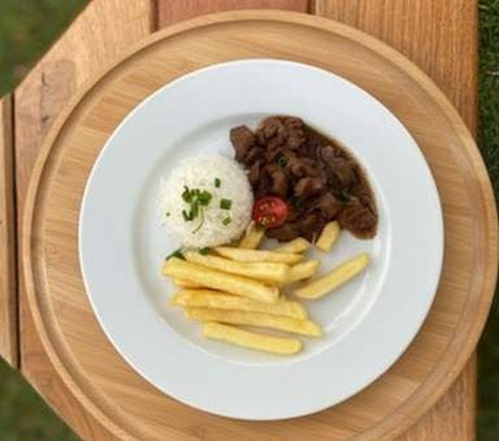 Picadinho de filé com fritas empratado