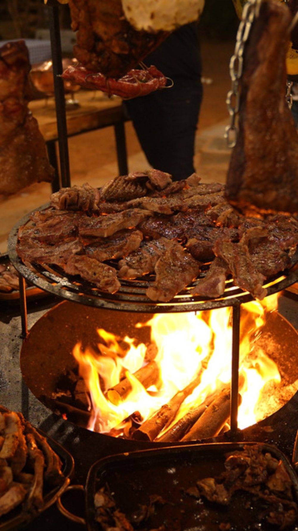 Carne na brasa do fogo de chão