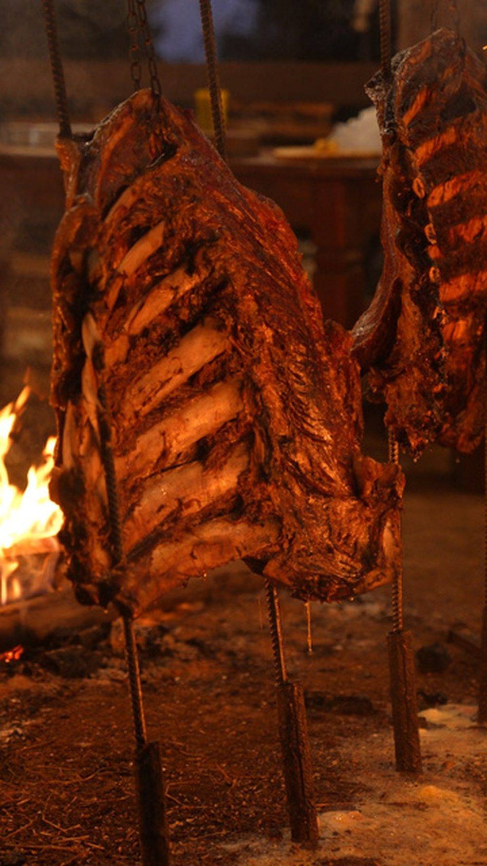 Costelão assando no fogo de chão