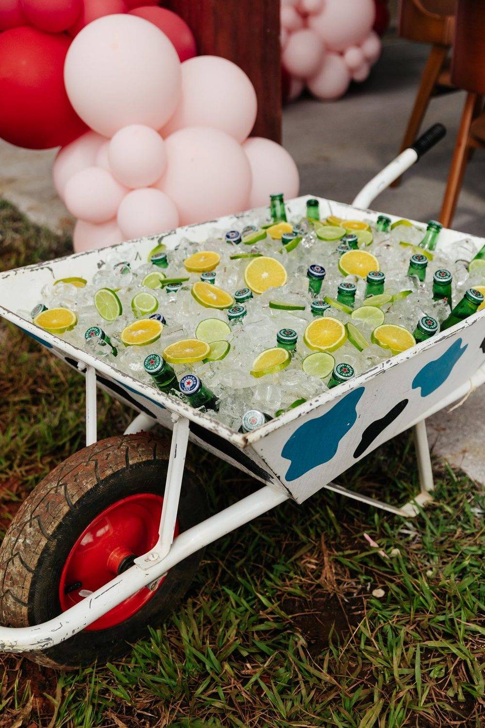 Carrinho de mão cheio de gelo e bebidas