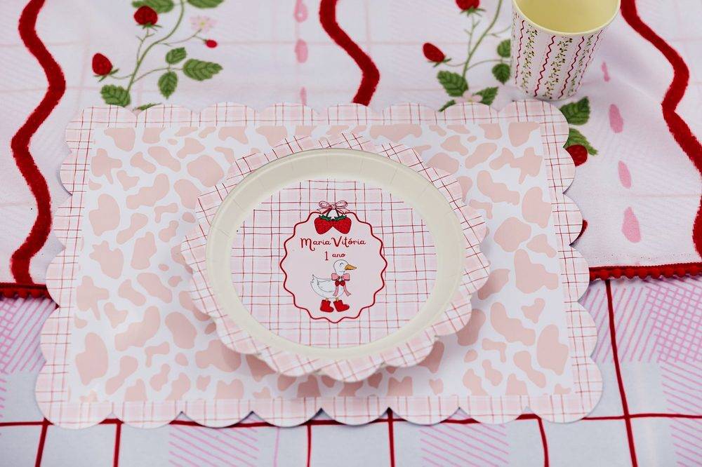 Detalhe da mesa posta com toalha e prato temáticos