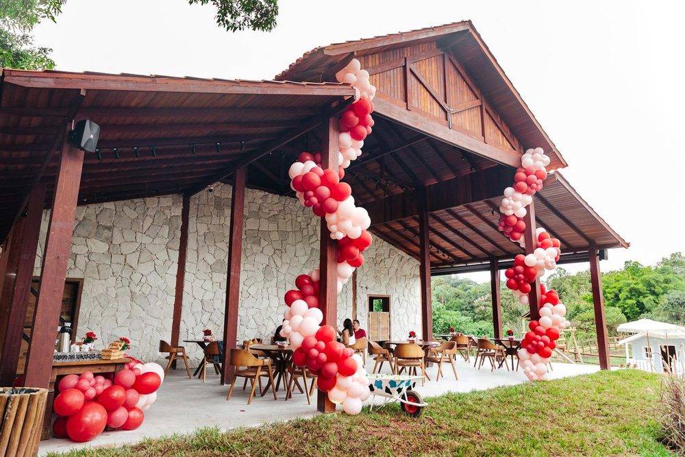 Pergolado do Celeiro Lago decorado com balões