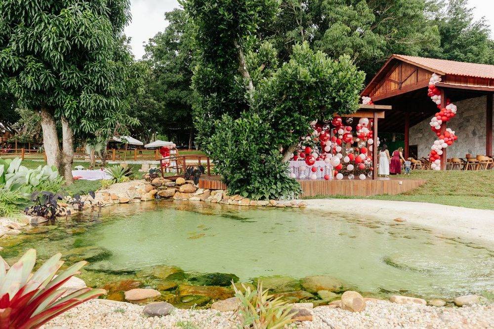 Vista do lago com a decoração de festa ao fundo