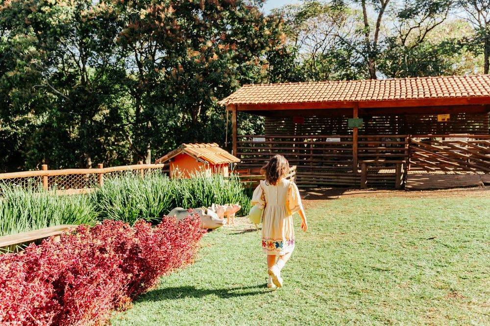 Menina correndo pela horta